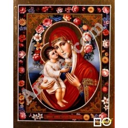 Наличен Диамантен гоблен Св. ДЕВА МАРИЯ С МЛАДЕНЕЦА СРЕД ЦВЕТЯ В ЧЕРВЕНО: Размер и Вид - Квадратни диаманти 40х32